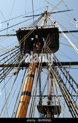 SYDNEY, Australien – Mast- und Takelage-Detail einer Nachbildung von Captain James Cooks HMS Endeavour-Schiff im Australian National Maritime Museum im Darling Harbour in Sydney Stockfoto