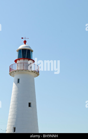 Cape Bowling Green Lighthouse Sydney Australien // SYDNEY, Australien – der Cape Bowling Green Lighthouse befindet sich auf dem Gelände des Australian National Maritime Museum in Darling Harbour. Dieser umgelegte historische Leuchtturm dient als Außenausstellung und steht im Kontrast zu den modernen Museumsgebäuden und der nahe gelegenen Skyline. Stockfoto