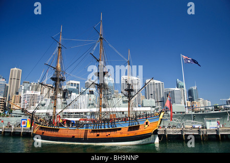 SYDNEY, Australien – Eine Nachbildung von Captain James Cooks HMS Endeavour Schiff in voller Größe, die im Australian National Maritime Museum im Darling Harbour in Sydney ausgestellt wird Stockfoto