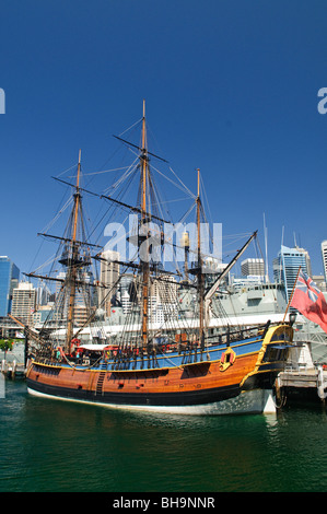 SYDNEY, Australien – Eine Nachbildung von Captain James Cooks HMS Endeavour Schiff in voller Größe, die im Australian National Maritime Museum im Darling Harbour in Sydney ausgestellt wird Stockfoto