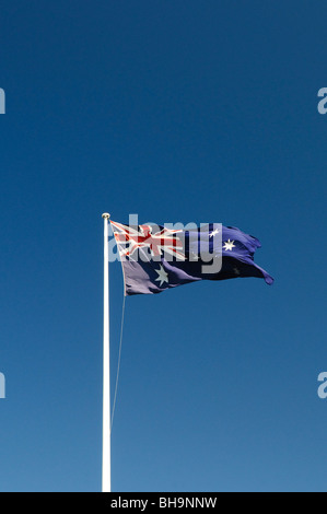 Australische Flagge Sydney Australien // SYDNEY, Australien — die australische Flagge mit dem Union Jack, dem Commonwealth Star und dem Southern Cross ist ein Symbol für Nationalstolz und Identität. Die Flagge wurde 1901 erstmals geflogen und repräsentiert Australiens Geschichte und Erbe. Es wird in Regierungsgebäuden, öffentlichen Veranstaltungen und nationalen Feiern deutlich gezeigt. Stockfoto