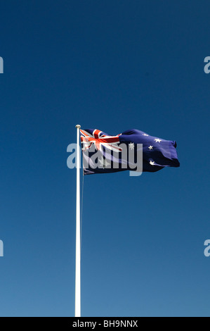 Australische Flagge Sydney Australien // SYDNEY, Australien — die australische Flagge mit dem Union Jack, dem Commonwealth Star und dem Southern Cross ist ein Symbol für Nationalstolz und Identität. Die Flagge wurde 1901 erstmals geflogen und repräsentiert Australiens Geschichte und Erbe. Es wird in Regierungsgebäuden, öffentlichen Veranstaltungen und nationalen Feiern deutlich gezeigt. Stockfoto