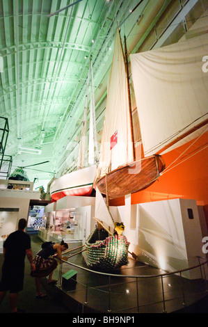 SYDNEY, Australien – Ausstellung von Segelbooten im Australian National Maritime Museum in Sydney. Das Australian National Maritime Museum steht an der Uferpromenade von Darling Harbour. Das unverwechselbare weiße Dach und die moderne Architektur des Museums stehen im Kontrast zu den historischen Schiffen, die neben dem Museum vertäut sind, einschließlich der Nachbildung von Captain Cooks HMB Endeavour. Stockfoto