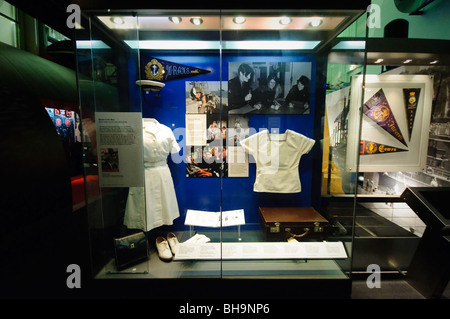 SYDNEY, Australien – Ausstellung für Frauen in der australischen Marine im Australian National Maritime Museum. Das Australian National Maritime Museum steht an der Uferpromenade von Darling Harbour. Das unverwechselbare weiße Dach und die moderne Architektur des Museums stehen im Kontrast zu den historischen Schiffen, die neben dem Museum vertäut sind, einschließlich der Nachbildung von Captain Cooks HMB Endeavour. Stockfoto