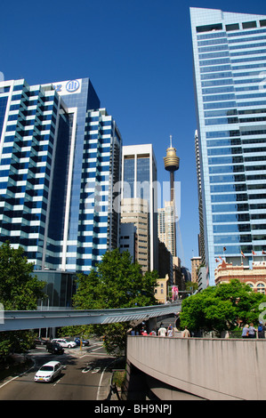 SYDNEY, Australien – Gebäude des zentralen Geschäftsviertels von Sydney mit dem Centrepoint Tower im Zentrum Stockfoto