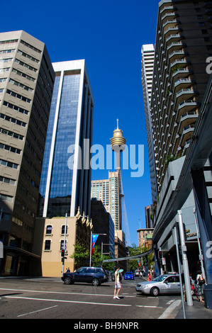 SYDNEY, Australien – Street of Sydneys Central Business Distict mit Centrepoint Tower im Zentrum Stockfoto