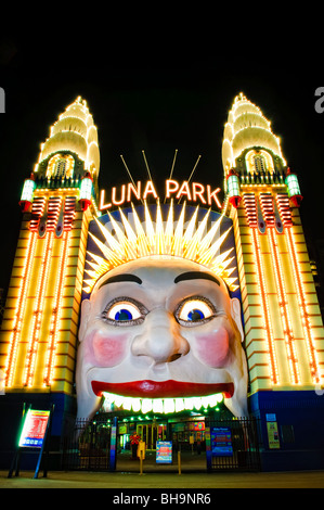 SYDNEY, Australien – beleuchtetes Schild zum Luna Park, einem historischen Vergnügungspark am Hafen von Sydney, Sydney, Australien. Stockfoto