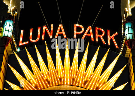 Luna Park Leuchtschild Sydney Australien // SYDNEY, Australien – Leuchtschild zum Luna Park, einem historischen Vergnügungspark im Hafen von Sydney, Sydney, Australien. Das ikonische Eingangsschild mit hellroter Schrift und einem leuchtenden Muster aus gelben Lichtern begrüßt Besucher der beliebten Attraktion. Stockfoto