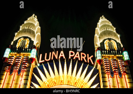 SYDNEY, Australien – beleuchtetes Schild zum Luna Park, einem historischen Vergnügungspark am Hafen von Sydney, Sydney, Australien. Stockfoto