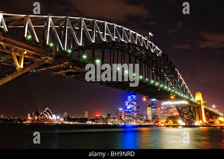 SYDNEY, Australien – Nachtaufnahme der Sydney Harbour Bridge und der Skyline der Stadt Sydney mit Blick zurück in Richtung Dawes Point und von Milsons Point. Das Sydney Opera House befindet sich ganz links. Dawes Point ist auf der rechten Seite Stockfoto