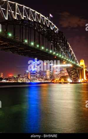 SYDNEY, Australien – Nachtaufnahme der Sydney Harbour Bridge und der Skyline der Stadt Sydney mit Blick zurück in Richtung Dawes Point und von Milsons Point. Stockfoto