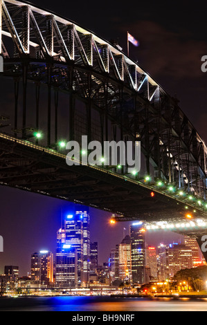 Nacht der Sydney Harbour Bridge und die Skyline von Sydney City Blick zurück in Richtung Dawes Point erschossen und Milsons Point entnommen. Stockfoto
