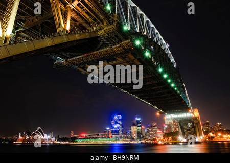 SYDNEY, Australien - Sydney, Australien - Night Shot die Sydney Harbour Bridge und die Skyline von Sydney City zurück in Richtung Dawes Point suchen und von Milsons Point übernommen. Sydney Opera House liegt am äußersten Linken. Stockfoto