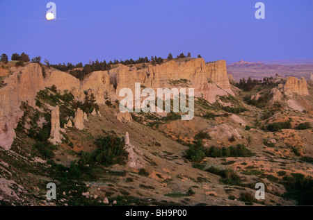 Mondaufgang über Slim Buttes, Custer National Forest, Harding County, South Dakota, USA Stockfoto