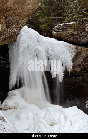 Schnee und Eis rund um Adler fällt im Cumberland Falls State Park in Kentucky Stockfoto