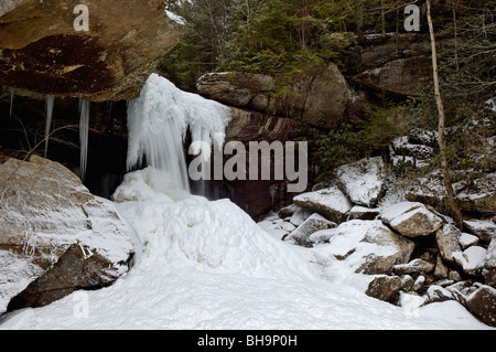 Schnee und Eis rund um Adler fällt im Cumberland Falls State Park in Kentucky Stockfoto