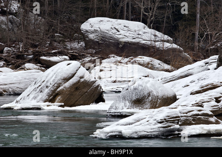 Schnee und Geröll auf dem Cumberland River im Cumberland Falls State Park in Kentucky Stockfoto