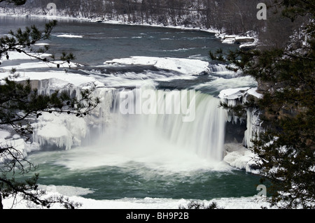 Schnee und Geröll auf dem Cumberland River im Cumberland Falls State Park in Kentucky Stockfoto