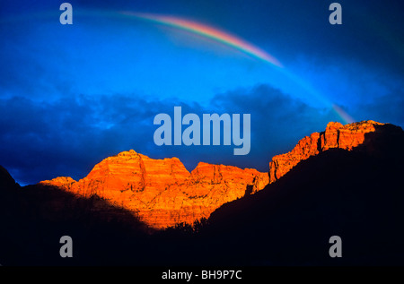 Regenbogen-Bögen über Sandsteinmauern des "The Watchman" Zion Nationalpark, Utah Stockfoto