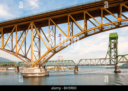 Ironworkers Memorial Second Narrows Crossing Straße Brige, Vancouver, BC, Kanada.   Second Narrows Eisenbahnbrücke befindet sich hinter. Stockfoto