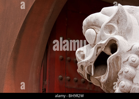 Statue des traditionellen chinesischen Wachhund wacht über dem Haupteingang, eine Stadt in der Provinz Yunnan, China. Stockfoto
