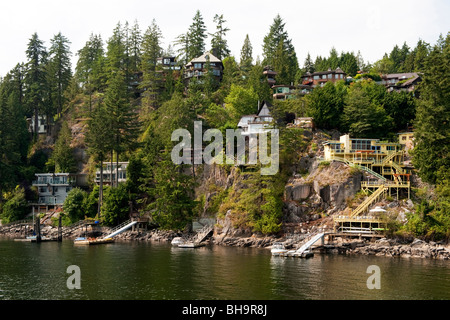 Häuser auf Cove Cliff statt, in der Nähe von Deep Cove, North Vancouver, BC, Kanada Stockfoto