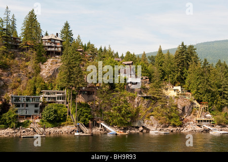 Häuser auf Cove Cliff statt, in der Nähe von Deep Cove, North Vancouver, BC, Kanada Stockfoto