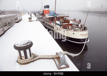 Waverley Paddle Steamer liegt im Winterschnee auf dem River Clyde, Pacific Quay, Glasgow, Schottland, Großbritannien Stockfoto