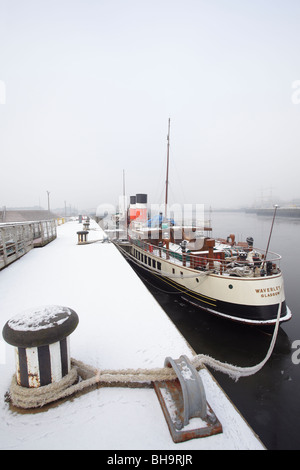 Waverley Paddle Steamer liegt im Winterschnee auf dem River Clyde, Pacific Quay, Glasgow, Schottland, Großbritannien Stockfoto