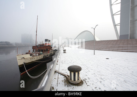 Waverley Paddle Steamer liegt im Winterschnee auf dem River Clyde, Pacific Quay, Glasgow, Schottland, Großbritannien Stockfoto