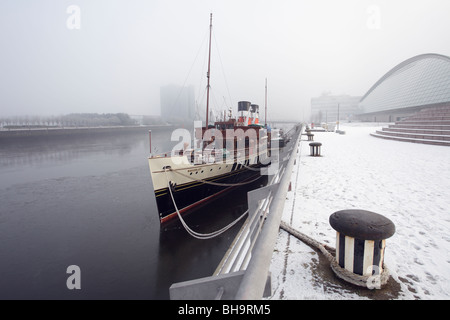 Waverley Paddle Steamer liegt im Winterschnee auf dem River Clyde, Pacific Quay, Glasgow, Schottland, Großbritannien Stockfoto