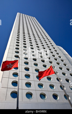 Hongkong und der Volksrepublik China Fahnen vor Jardine House in Hong Kong. Stockfoto