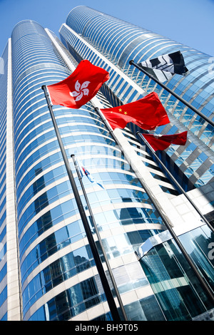 Die Hong Kong und Peoples Republic Of China Flaggen fliegenden außen Exchange Square in Central, Hongkong. Stockfoto