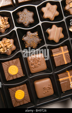 Luxus Hotel Chocolat handgemachte Pralinen in UK (2009 Weihnachten Auswahl) zeigt den HC-Logo-Stempel Stockfoto