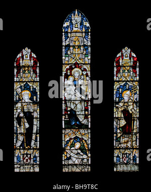 Buntglasfenster von C E Kempe mit der Jungfrau Maria und dem Kind, St. Hilda und St. Cuthbert; St. Hilda's Church, Beadlam, North Yorkshire Stockfoto