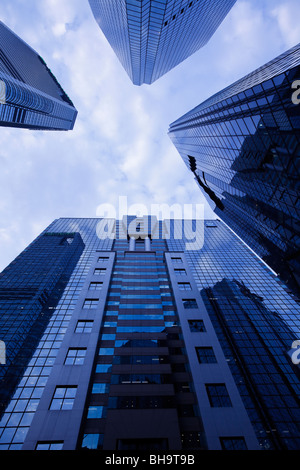 Blick hinauf zum Himmel auf Büro Türme in Causeway Bay, Hong Kong. Stockfoto