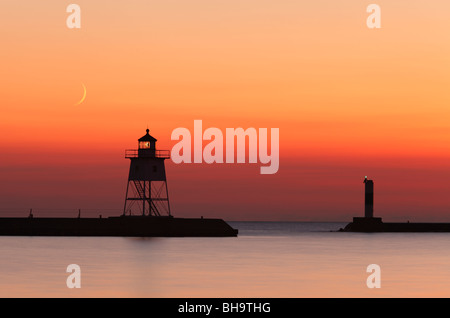 Abenddämmerung Blick auf Hafen leuchtet am Lake Superior in Grand Marais, Minnesota. Stockfoto