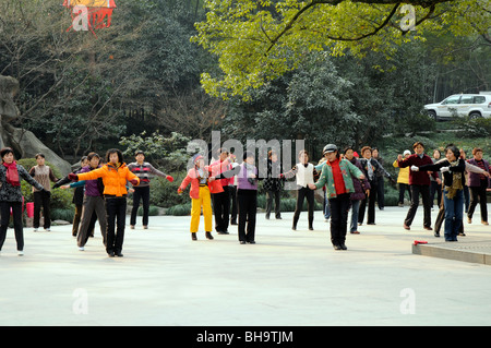 Chinesische Frauen, die am frühen Morgen Tai Chi Chuan, Hangzhou, China Stockfoto