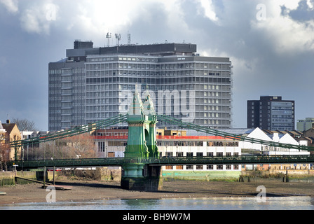 Themse in Hammersmith Bridge mit der Charing Cross Hospital im Hintergrund London England Großbritannien Stockfoto