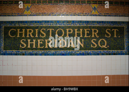 U-Bahn-Schild für Christopher Street und Sheridan Square in Greenwich Village Stockfoto