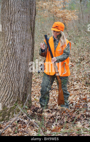 JUNGE FRAU 21 Y.O WEIBLICHE JÄGER ZU FUß IM WALD SUCHEN UND STALKING REH Stockfoto