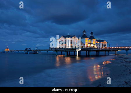 Restaurant am Pier in Sellin, Rügen in der Abenddämmerung, Mecklenburg-Western Pomerania, Deutschland Stockfoto