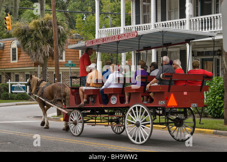 Touristen in einem Pferd gezogenen Wagen auf einer geführten Tour von historischen Gebäuden in Beaufort, South Carolina Stockfoto
