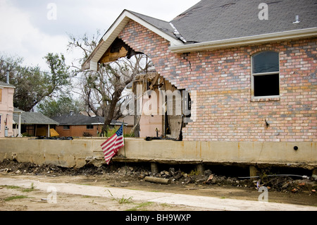 Ein teilweise zerstörten Haus mit einer amerikanischen Flagge vor. 9 Monate nach dem Hurrikan Katrina. Seenplatte, New Orleans. Stockfoto