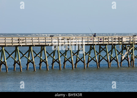 Mann Angeln am Pier in Jagd Insel, Beaufort, South Carolina Stockfoto