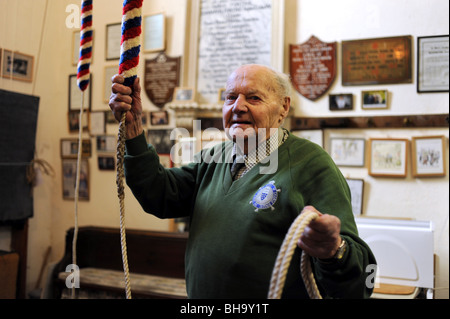 99 Jahre alten Bellringer Frank Brooks an Str. Marys Kirche in West Sussex Dorf von Washington Großbritannien Stockfoto