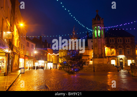 Launceston Stadtzentrum in der Nacht; Weihnachten; Cornwall Stockfoto