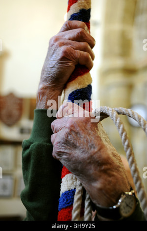 99 Jahre alten Bellringer Frank Brooks an Str. Marys Kirche in West Sussex Dorf von Washington Großbritannien Stockfoto