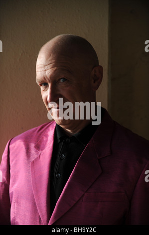 Komiker und Sänger Terry Garoghan tragen eines seiner Markenzeichen Anzüge getragen auf der Bühne in rosa Stockfoto