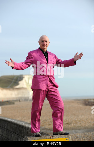 Komiker und Sänger Terry Garoghan tragen eines seiner Markenzeichen Anzüge getragen auf der Bühne in rosa Saltdean Beach Stockfoto